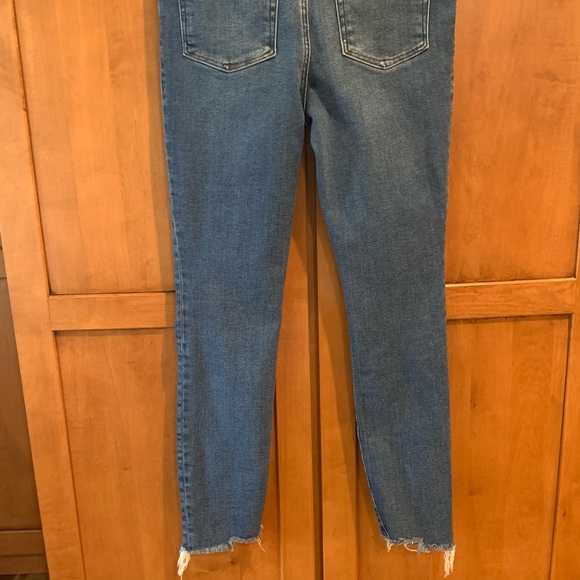 Good American Blue Ankle Cropped Jeans with Distressed Hem - Picture 11 of 13